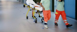 Copertina di Gallarate, paziente si suicida gettandosi dal tetto dell’ospedale: i suoi parenti devastano il Pronto Soccorso