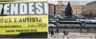 Roma, caos in centro e traffico bloccato: bus turistici contro la sindaca Raggi. Sui mezzi la scritta: “In vendita”