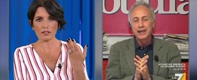 Copertina di Travaglio vs Aprile: “Ue sinedrio di tecnocrati: pretendeva di scrivere manovra ma ha ingoiato il rospo”