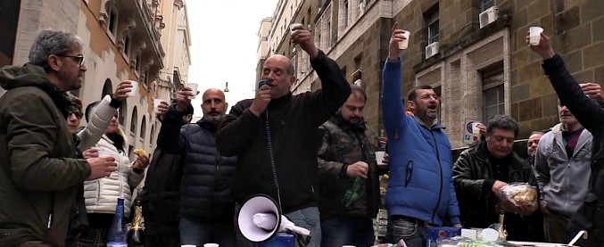 Copertina di Roma, sit-in di disoccupati al Mise: “Sviluppare progetti contro il degrado nelle città per creare lavoro”
