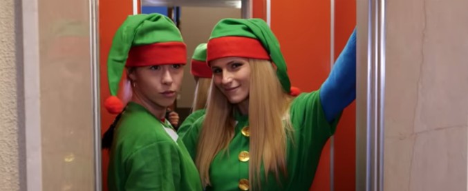 Copertina di Michelle Hunziker e lo spirito del Natale, Aurora Ramazzotti non ne resta immune: ecco cosa hanno combinato