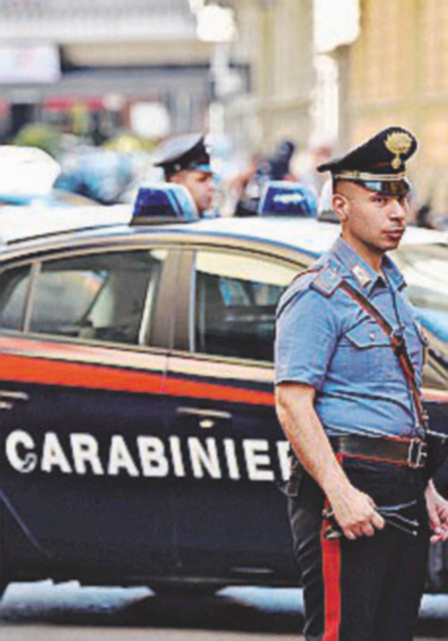 Quindicenne vittima di bullismo lancia tre molotov a scuola