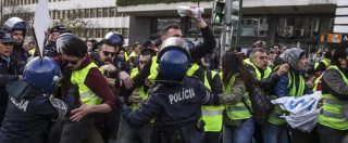 Copertina di Gilet gialli, la protesta scende in strada anche in Portogallo: 3 fermi a Lisbona. Organizzatori: “Infiltrati dall’estrema destra”