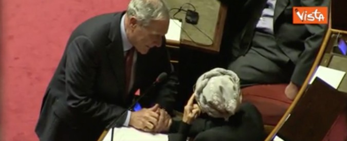 Copertina di Emma Bonino si commuove in aula: “Non smetterò di difendere la democrazia”. E Grasso la consola