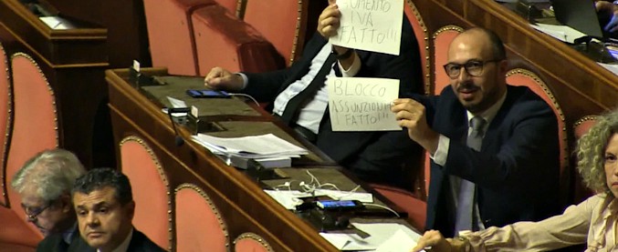 Copertina di Manovra, Faraone (Pd) espone cartelli contro il Governo. Calderoli ironico: “Riconosco capacità pittoresca”