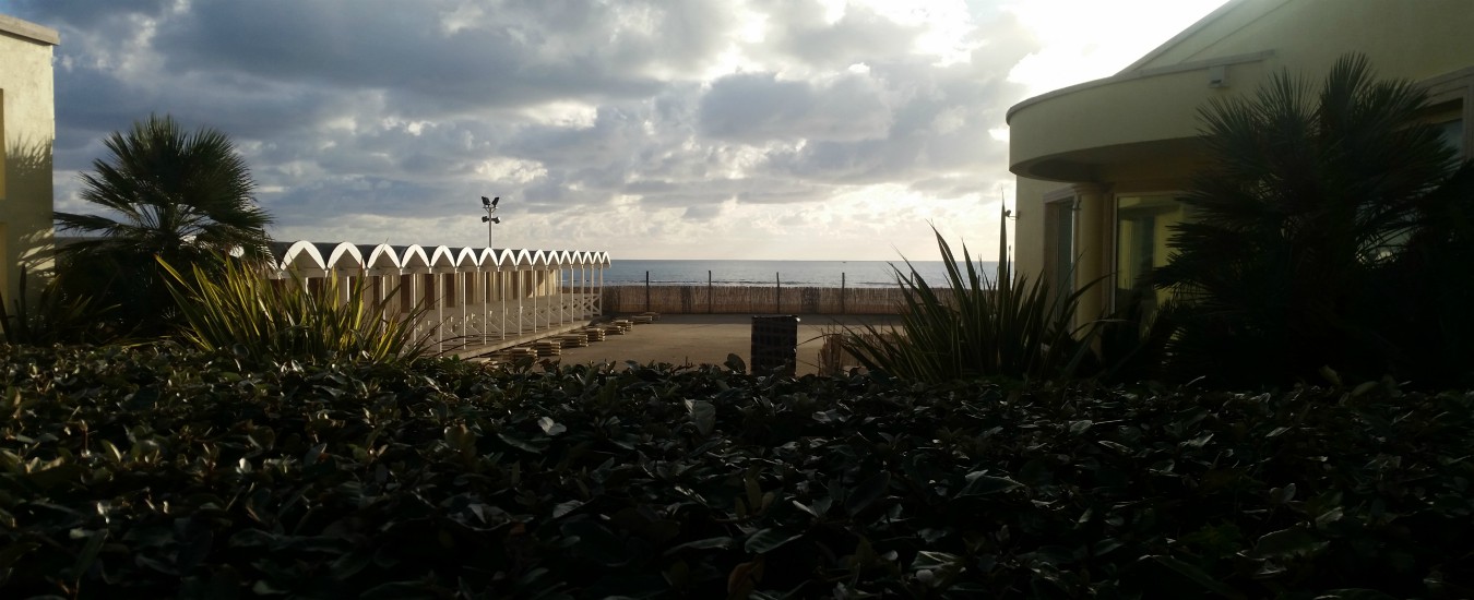 Copertina di Ostia, 78 ispezioni dei vigili negli stabilimenti balneari “ma neanche un euro di multa”: indaga la Procura di Roma