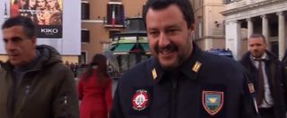 Copertina di Manovra, Salvini a Palazzo Chigi con la giacca della polizia ironizza: “Maxi emendamento? Ce l’ho in tasca”