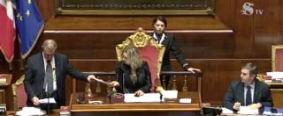 Copertina di Manovra, al via la lunga giornata di discussioni in Senato. Il voto atteso a mezzanotte: segui la diretta