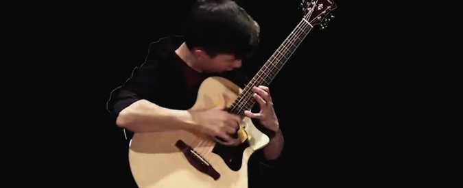 Copertina di Beethoven come non lo avete mai sentito: questo giovane chitarrista è un fenomeno. E la sua esibizione è da brividi
