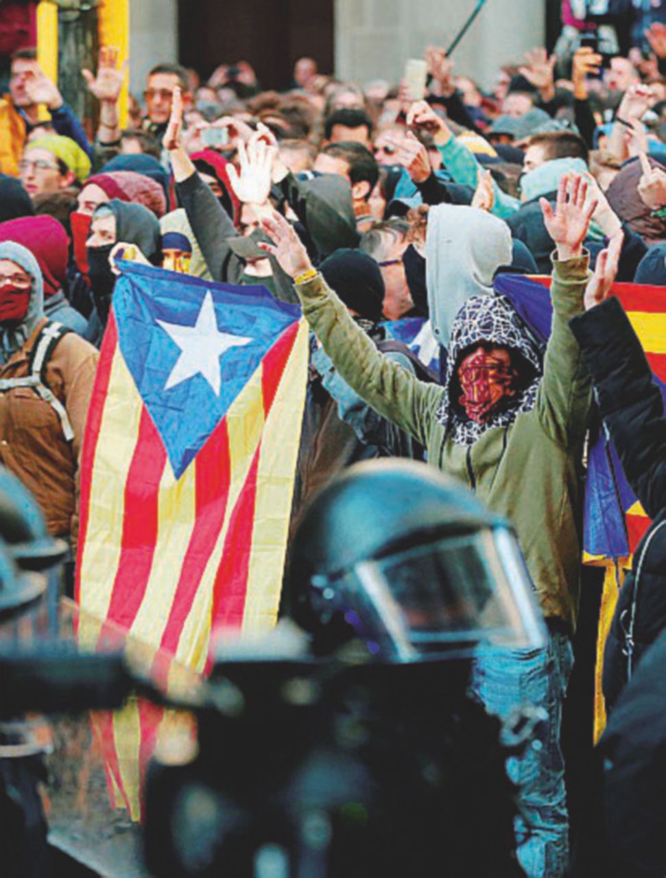 Copertina di Spagna, indipendentisti contro il governo: “Libertà per i politici e gli esiliati”