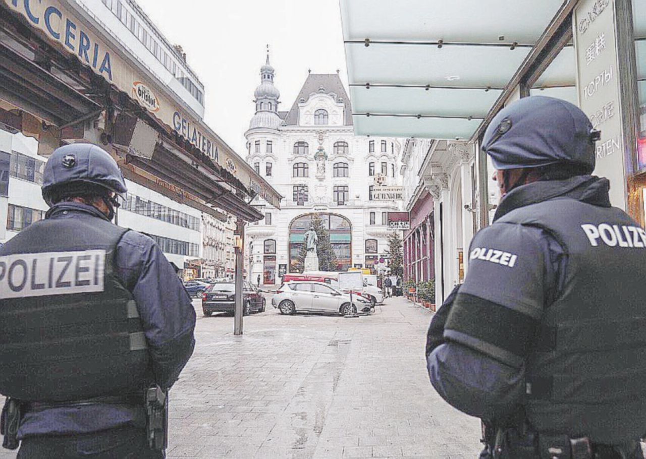 Copertina di Spari in centro a Vienna: un morto e un ferito. “Escluso il terrorismo”
