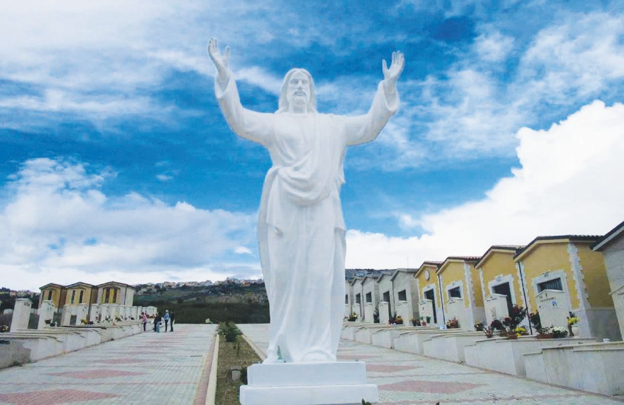 Nella città dei Templi è vietato morire. Il cimitero è pieno, le bare in un magazzino