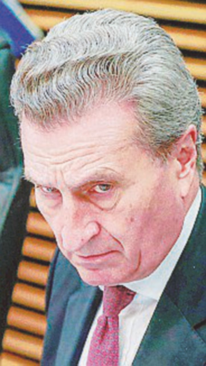 Copertina di Ora il falco tedesco Oettinger scarica Macron