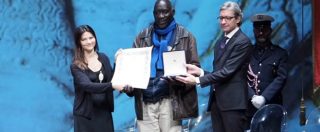 Copertina di Premiato l’artista Eron, ma il writer fa salire sul palco l’ambulante senegalese: colpo di scena al Sigismondo d’Oro