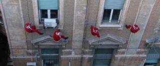Copertina di L’incursione delle teste di cuoio in ospedale: i corpi speciali giù dai tetti vestiti da Babbo Natale coi doni per i bimbi