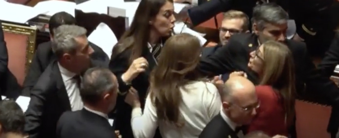 Copertina di Manovra, bagarre in Senato. Il Pd tenta il blitz “grillino”. Spintoni tra Malpezzi (Pd) e Bottici (M5s): “Tu non mi tocchi”