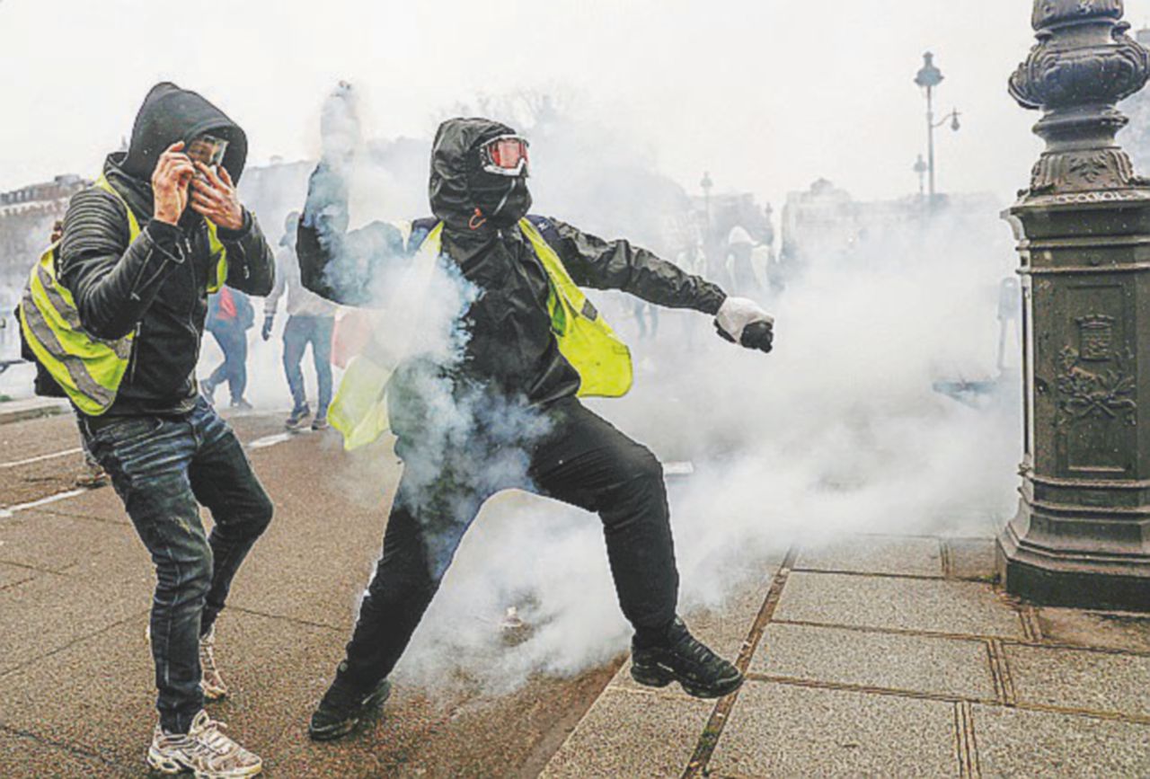 Gilet gialli in calo, ma ancora in piazza