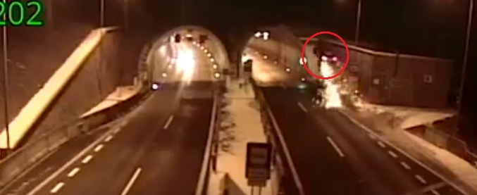 Copertina di Il colpo di sonno al volante, poi l’auto prende il volo: l’urto a sei metri di altezza. Il video impressionante