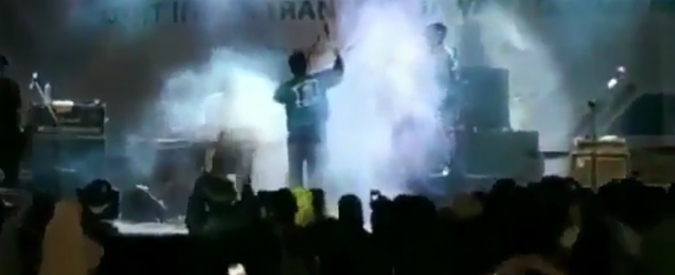 Copertina di Tsunami in Indonesia, band suona sulla spiaggia e l’onda travolge palco e pubblico. Il video