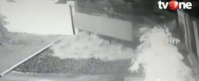 Copertina di Tsunami in Indonesia, il momento in cui l’onda anomala sfonda il cancello di una villa: le persone in fuga