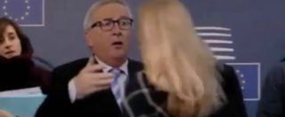 Copertina di Juncker “gioca” con una donna e le spettina i capelli. Ministra inglese: “Da processare per molestie, è disgustoso”