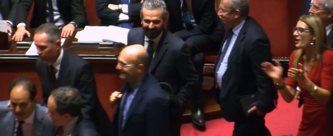 Copertina di Manovra, Paragone (M5s) fa la dichiarazione di voto e il Pd abbandona l’Aula al grido di “onestà, onestà”