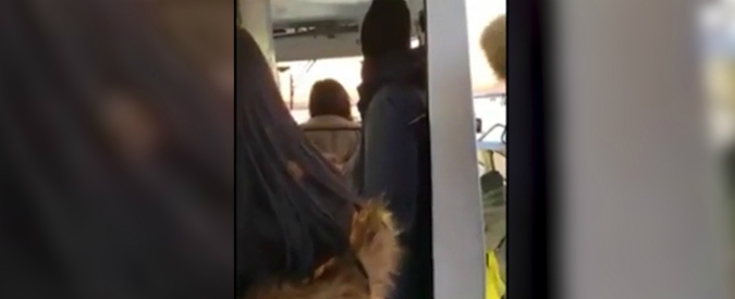 Copertina di Venezia, nuovo scandalo in laguna: il capitano affida il timone del vaporetto a una turista giapponese. Il video