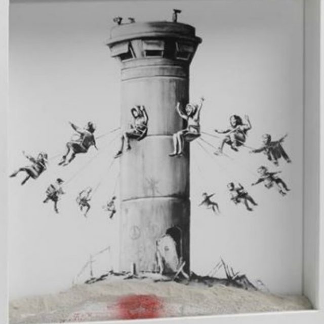 Milano, giovane sostituisce opera di Banksy al Mudec con un falso: fermato mentre usciva dal museo con l’originale