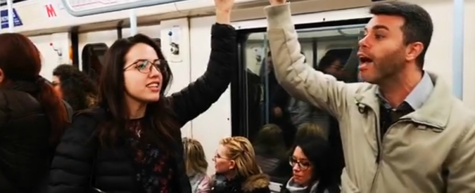 Copertina di Catania, sorpresa sulla metropolitana: le persone ignare ricevono un bel regalo di Natale. E reagiscono così