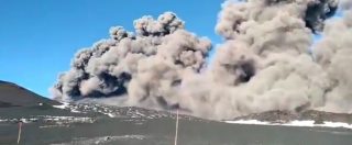 Copertina di Etna, l’eruzione vista da vicino tra boati ed esplosioni. Il video a 2750 metri è da brividi: “Non posso avvicinarmi di più”