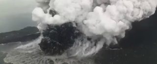 Copertina di Tsunami in Indonesia, il vulcano Krakatoa erutta di nuovo: le immagini dall’alto con la nube di cenere