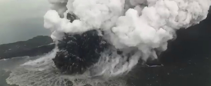 Copertina di Tsunami in Indonesia, il vulcano Krakatoa erutta di nuovo: le immagini dall’alto con la nube di cenere
