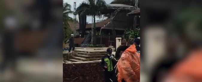 Copertina di Tsunami in Indonesia, quello che resta del palco dove suonava il gruppo rock sorpreso dall’onda anomala