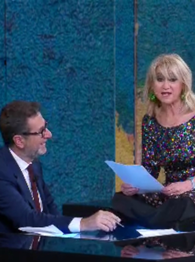 Copertina di Luciana Littizzetto a Babbo Natale: “Trova un posto a Fabio Fazio da tuo vice, tra poco sarà disoccupato”