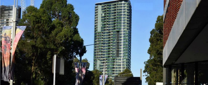 Australia, residenti sentono “un forte crack”: evacuato grattacielo di 38 piani. “Si è spostato di 1-2 millimetri”