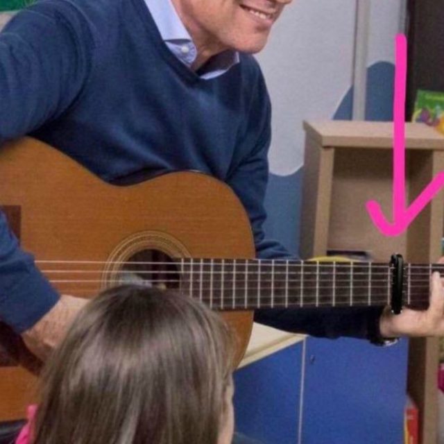 Giuseppe Conte al Bambin Gesù suona la chitarra “bloccata”, ma la foto social è fake news. Morani (Pd) la rilancia, poi le scuse