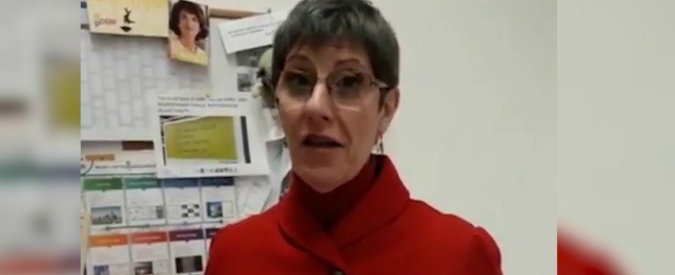 Copertina di La voce della metro rivela il suo volto e per i milanesi è già una superstar: i geniali auguri di Natale di Atm