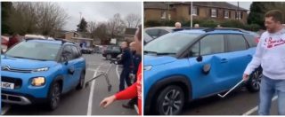 Copertina di La folle fuga dal parcheggio del supermercato: la coppia circondata sperona e distrugge altre auto