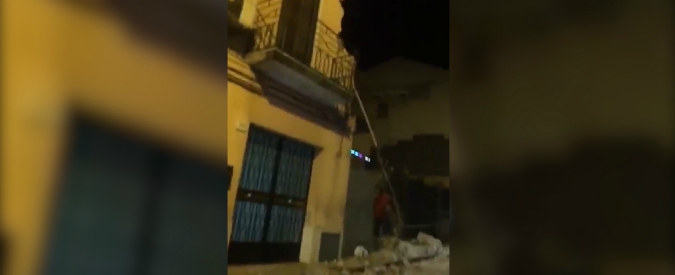Copertina di Terremoto a Catania, le prime immagini dopo la scossa a Zafferana Etnea: “Sono cadute le case”