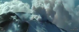 Copertina di Terremoto Etna, il vulcano visto dall’alto: la nube di cenere dal cratere nel video girato in elicottero
