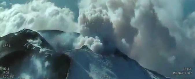 Copertina di Terremoto Etna, il vulcano visto dall’alto: la nube di cenere dal cratere nel video girato in elicottero