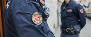 Copertina di Torino, poliziotti circondati da 50 rom durante controllo a 17enne: agente spara in aria. Sindacati: “È l’ennesimo caso”