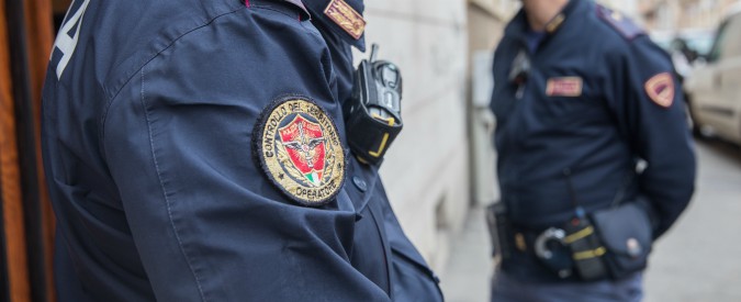 Torino, poliziotti circondati da 50 rom durante controllo a 17enne: agente spara in aria. Sindacati: “È l’ennesimo caso”