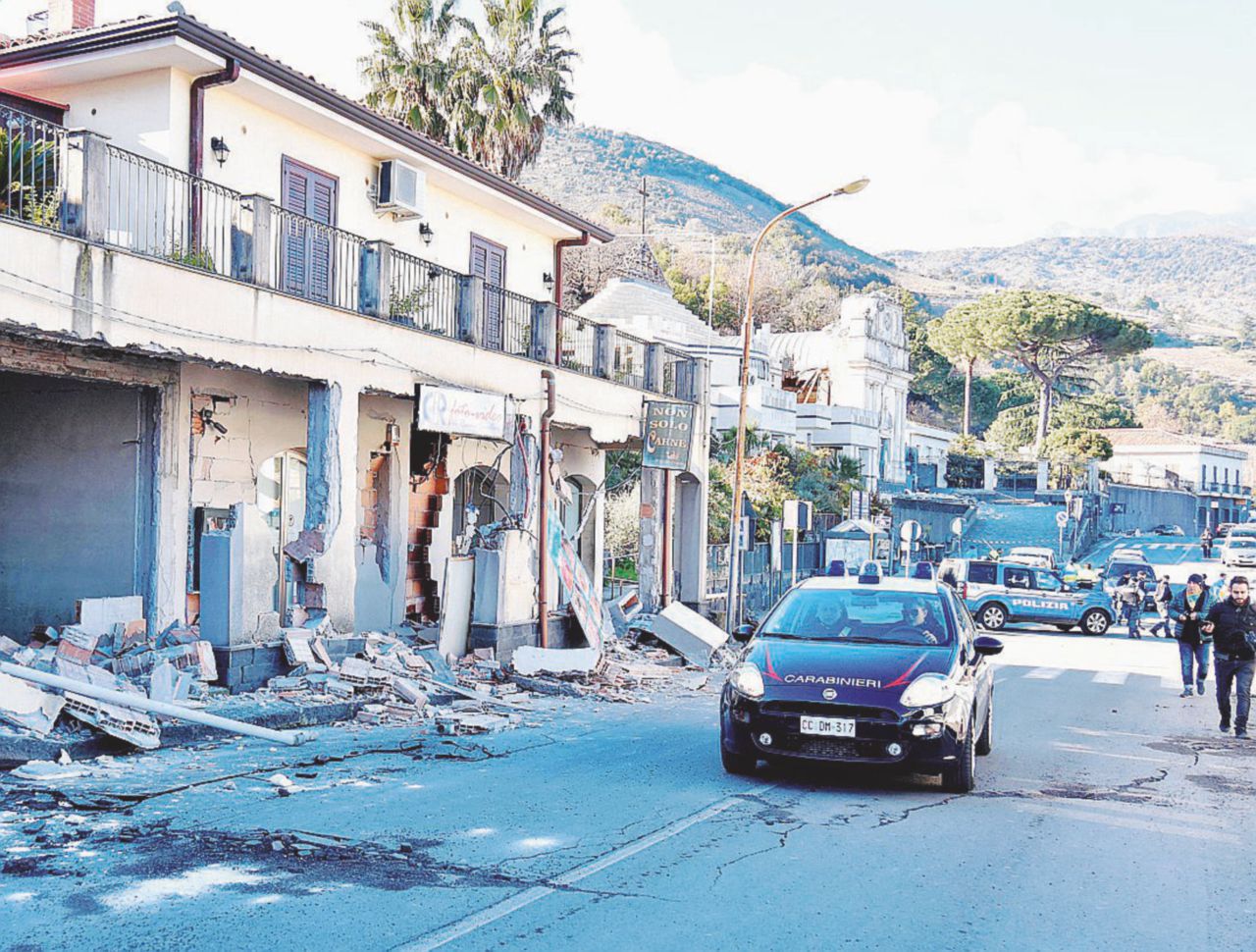 Copertina di Dopo l’Etna la terra trema: danni a Catania, 28 feriti