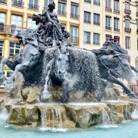 Fontana Bartholdi, Terreaux (le froge dei cavalli emettono vapore)