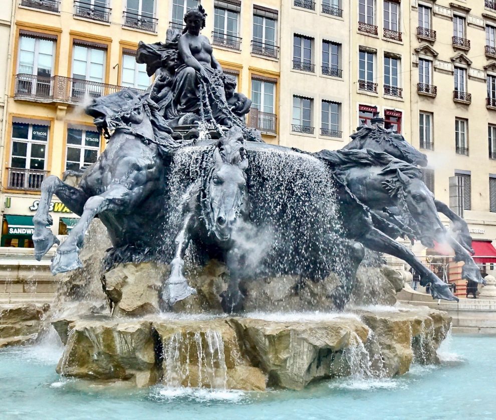Fontana Bartholdi, Terreaux (le froge dei cavalli emettono vapore)