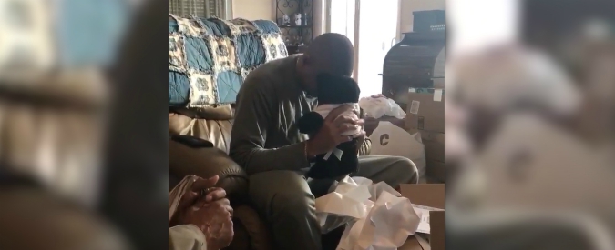 Copertina di Il regalo di Natale più commovente lo riceve questo papà dalle figlie: il peluche ha una voce inattesa, e lui reagisce così