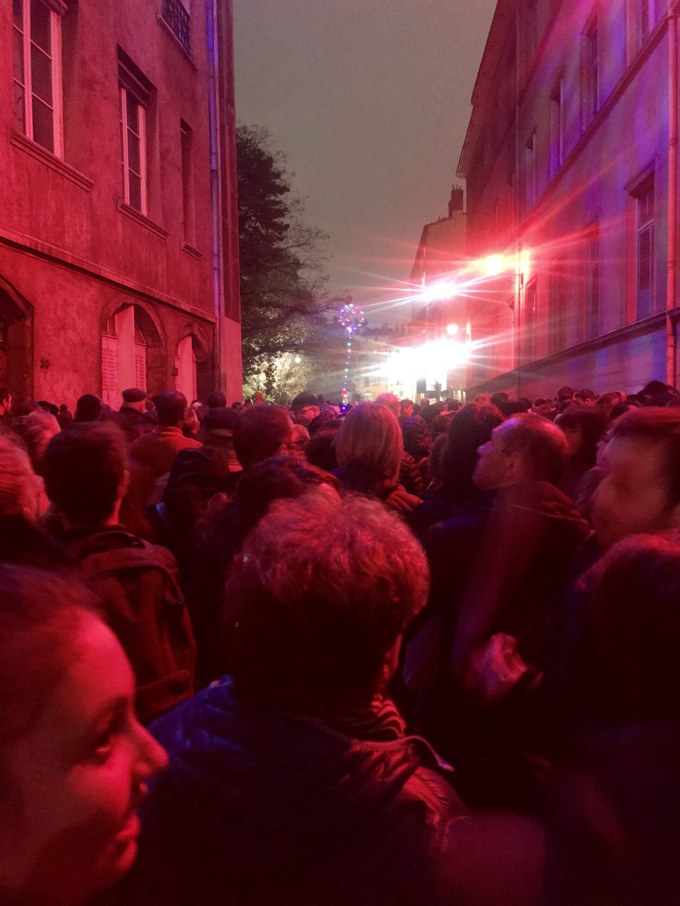 La folla in Rue Tramassac