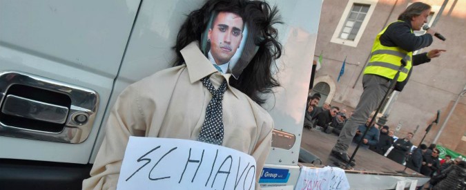 Copertina di Manovra, nuova protesta degli Ncc a Roma: bruciano fantoccio di Di Maio e consegnano documento al Quirinale