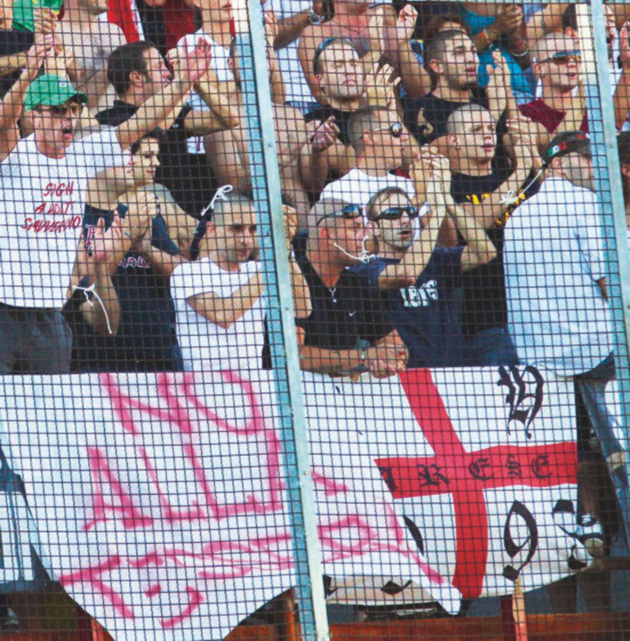 Ora sul web fioccano gli omaggi a Dedè, il capo dei “Blood & Honour” del Varese